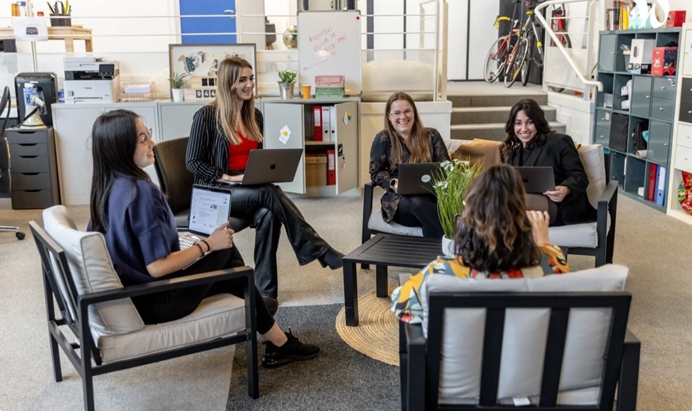 Une partie de l'équipe en réunion dans l'espace détente des bureaux d'Issy-les-Moulineaux