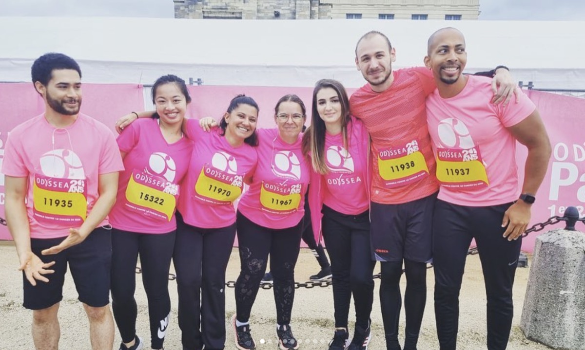 Une partie de l'équipe en t-shirts roses après une course solidaire