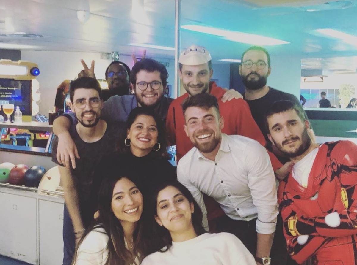 L'équipe réunie pour une soirée, tout sourire