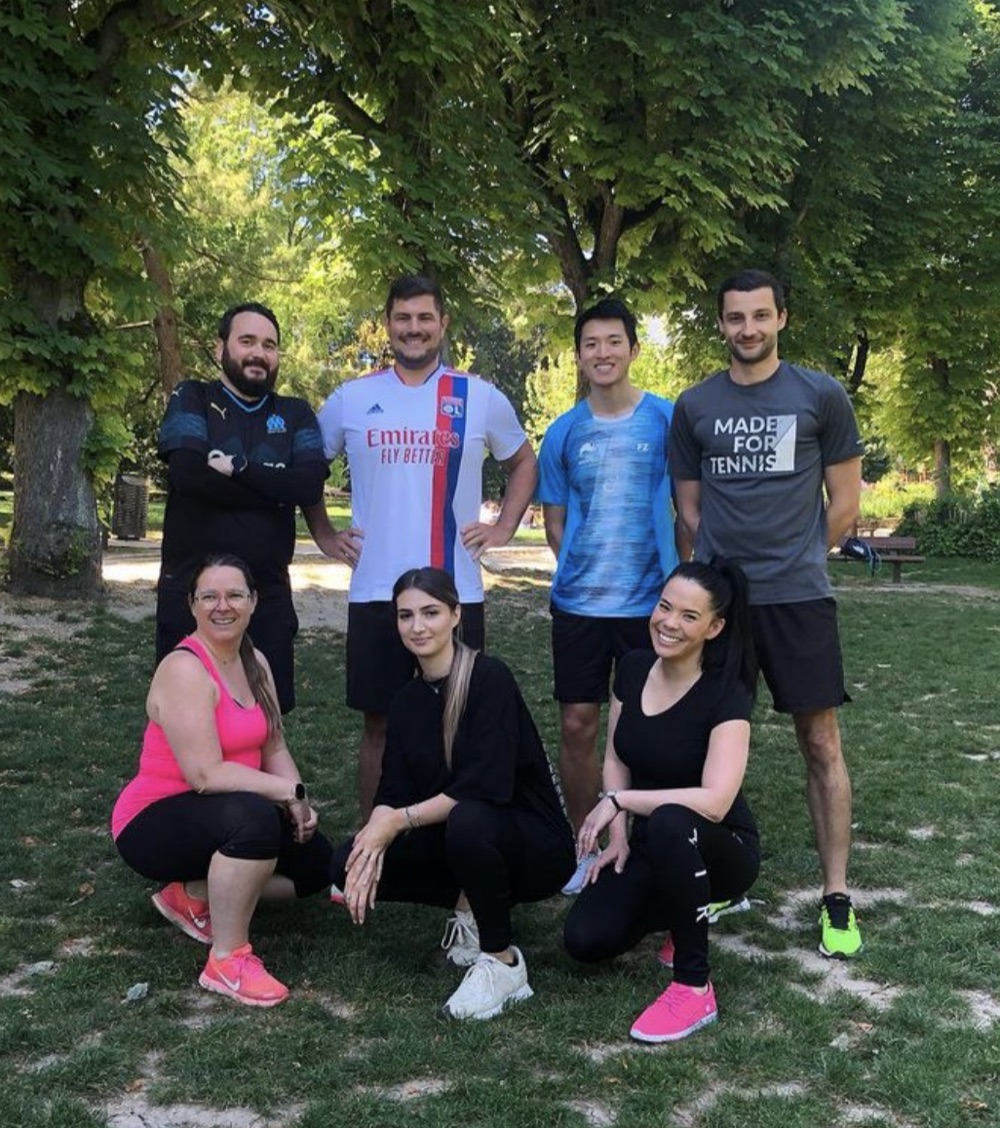Des collègues en tenue de sport dans un parc